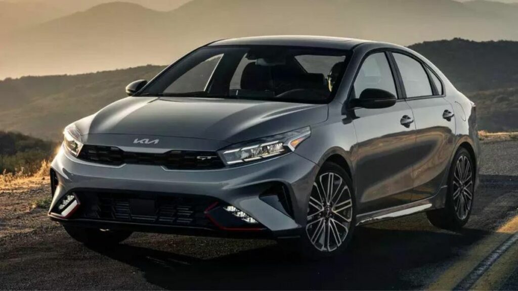 Sedan prata da Montadora Kia