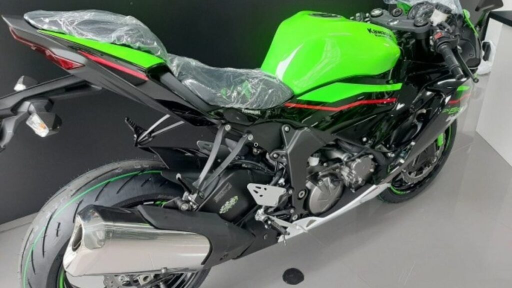 Ninja ZX-6R 2022 traseira