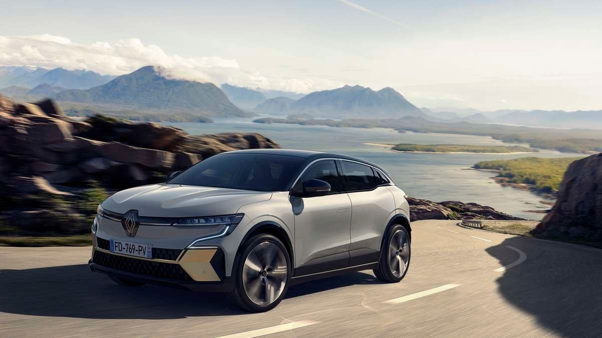 Renault Megane dourado com motor elétrico