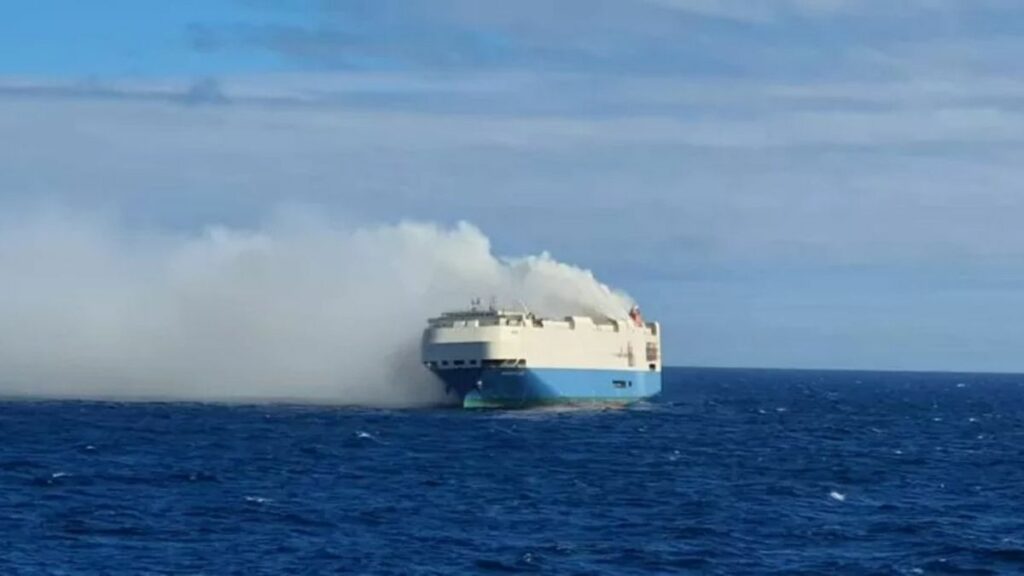 Carros afundando em navio