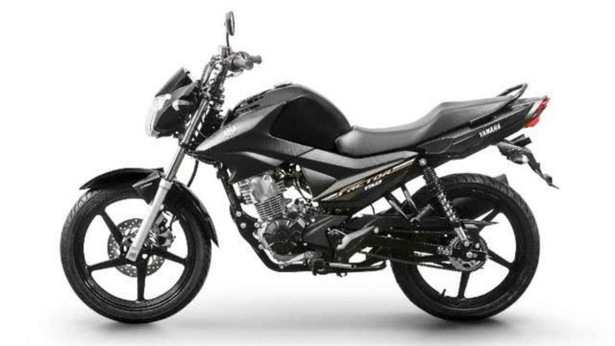 Yamaha YBR 150 Factor 2023 preta foto lateral