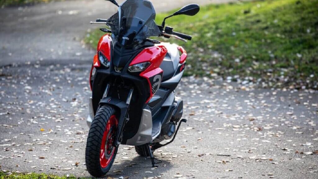 Dianteira da nova Aprilia SR GT 2022 na cor vermelha