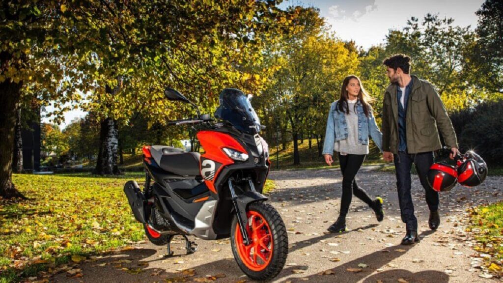 Pessoas indo em direção da SR GT 2022 que está estacionada