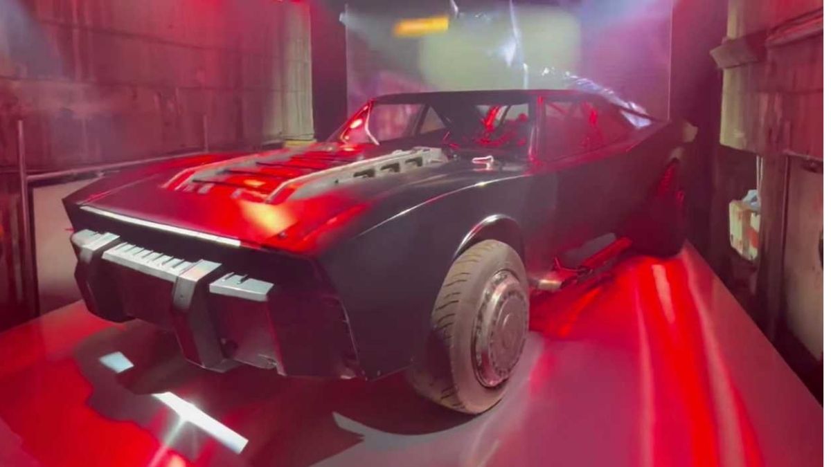 Batmóvel preto parece ser um muscle car americano