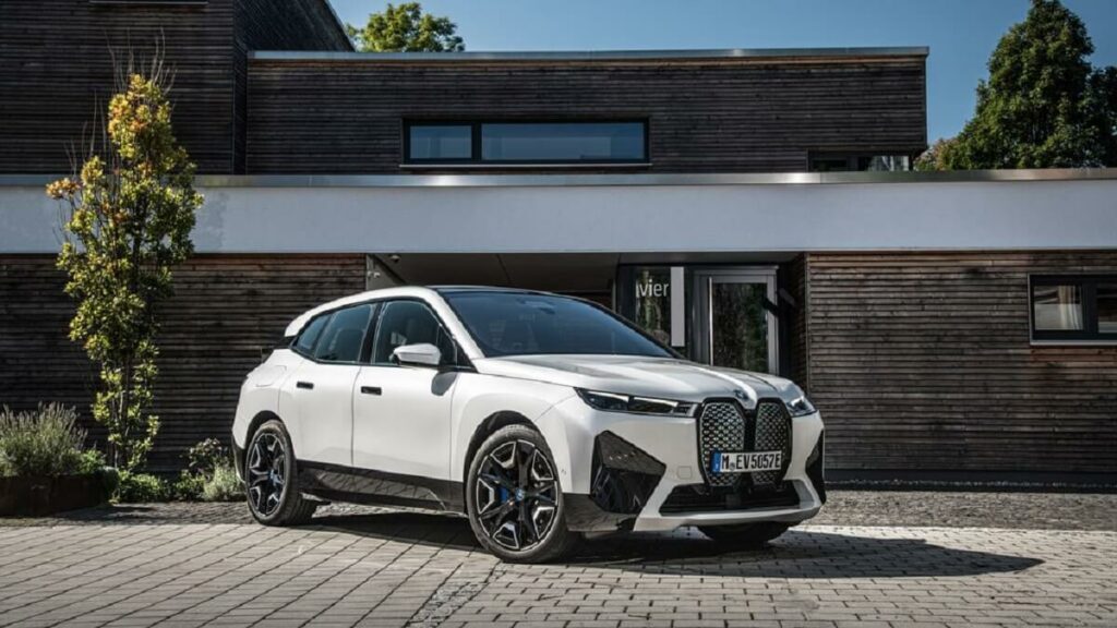 Nova BMW iX 2022 na cor branca, perto da casa