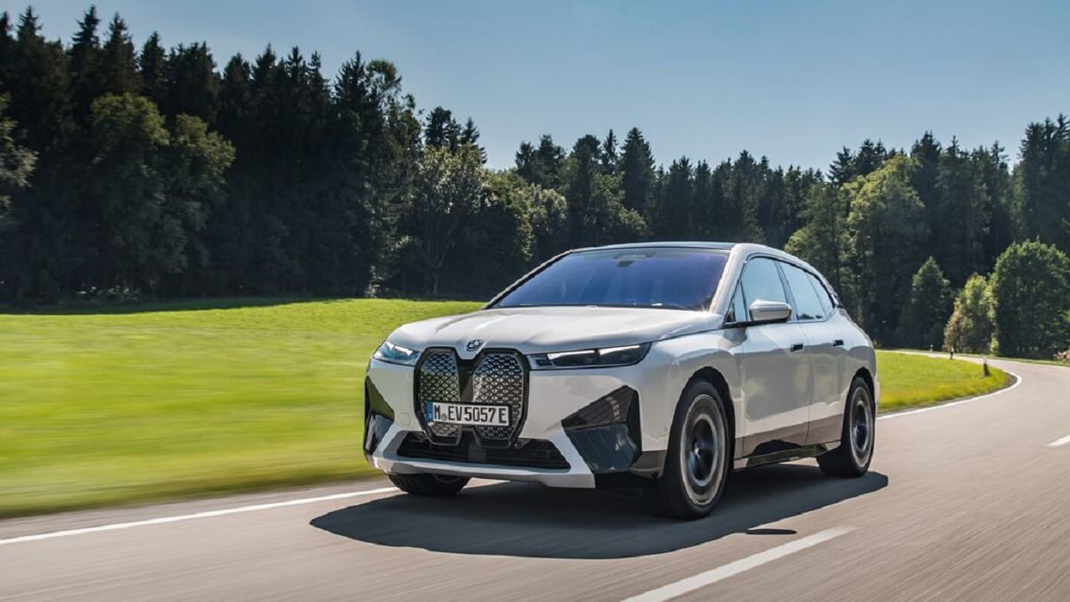 BMW iX 2022 andando no asfalto