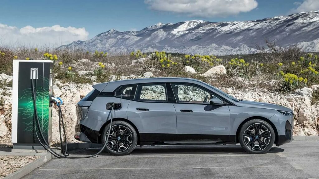 Nova BMW iX 2022 carregando a sua bateria