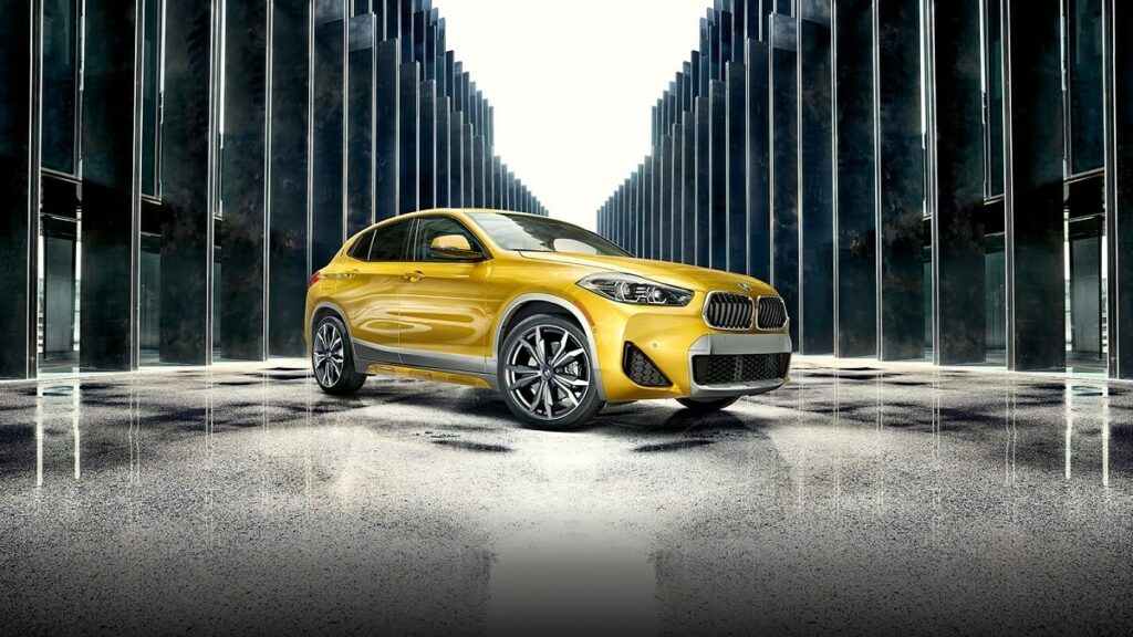 BMW X2 2022 na cor amarela, parado na estrada