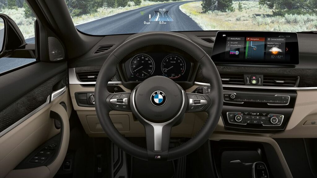 Novo interior do BMW X2 2022, com cores preta e marrom