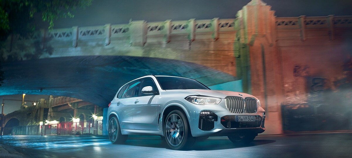 Nova BMW X5 2022 d frente na cor branca