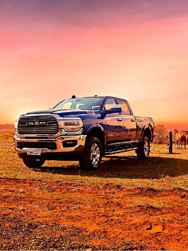 Nova RAM 2500 Laramie 2022, na cor azul estacionada na terra