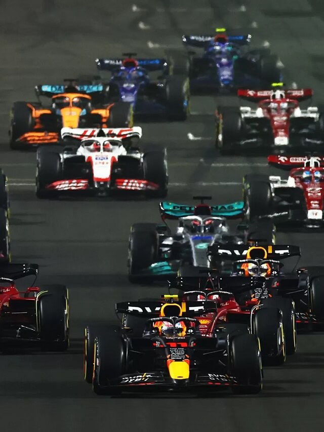 Carros de corrida da F1 2022 na pista de corrida