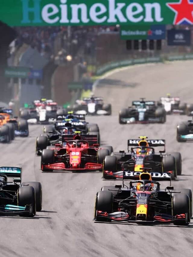 Vários carros de corrida da F1 2022