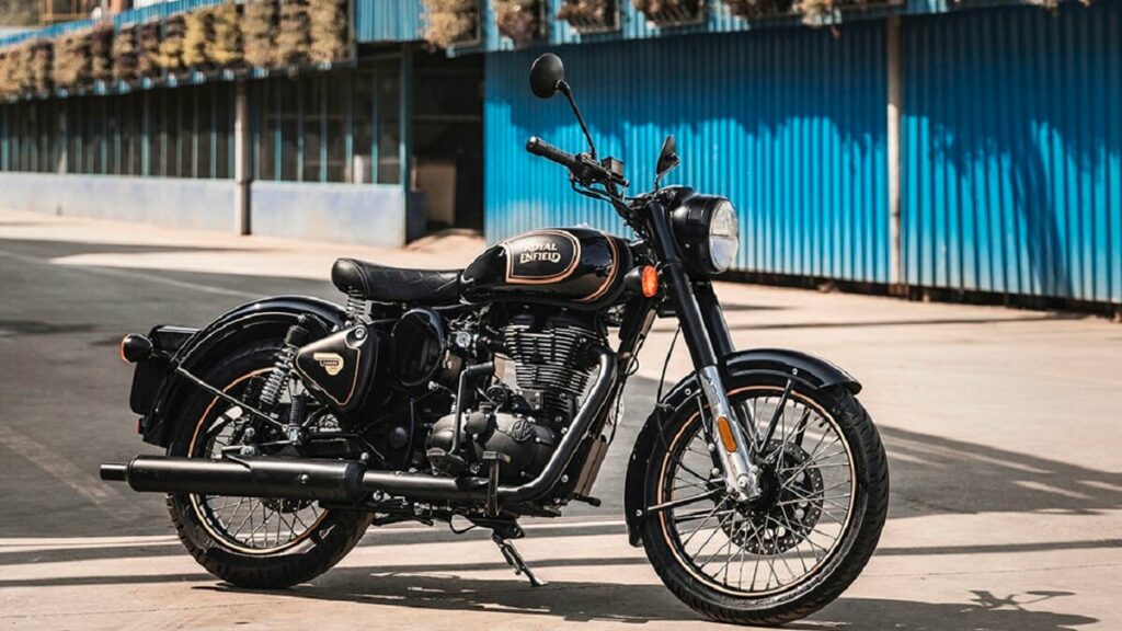 Nova Classic 500 2022 parada na estrada, moto na cor preta