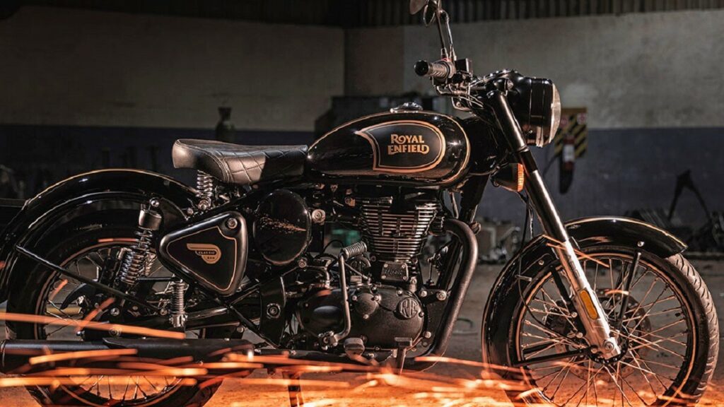 Nova Classic 500 2022 na cor preta de lado