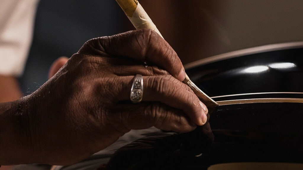 Homem fazendo pintura dourada na Classic 500 2022