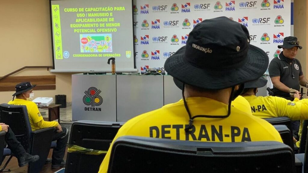 Trabalhadores do Detran recebendo aulas