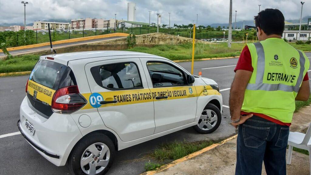Pessoa se preparando para prova de habilitação