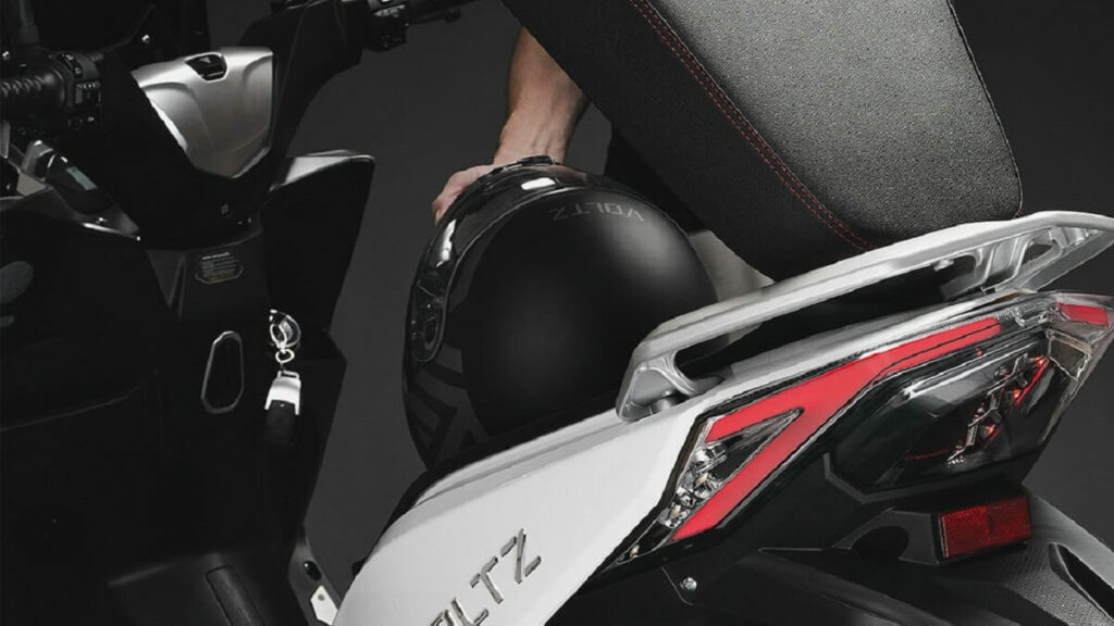 Bagageiro da EV1 Sport 2022, com capacete dentro