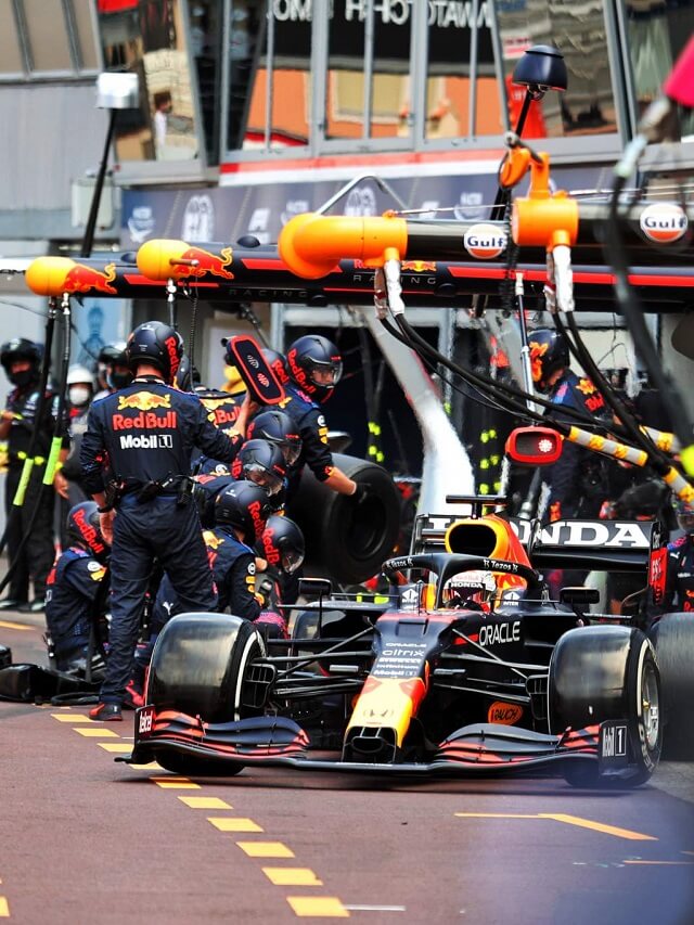 Carro de corrida da F1 2022 da equipe da Red Bull Racing, siando do pit stop