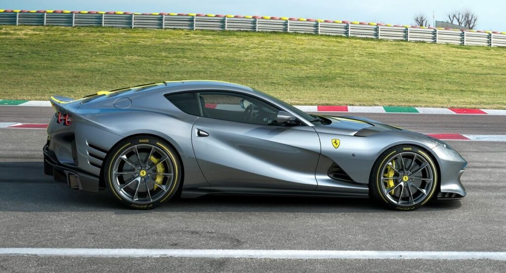 Lateral da nova ferrari 812 2022
