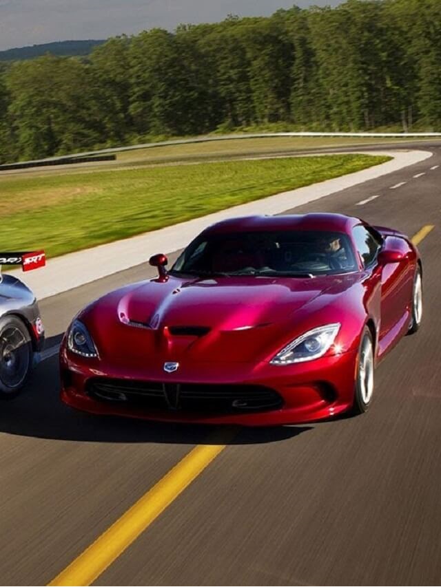 Carro esportivo vermelho em movimento