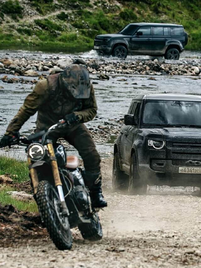 Motociclista fugindo de carros que estão passando pela água