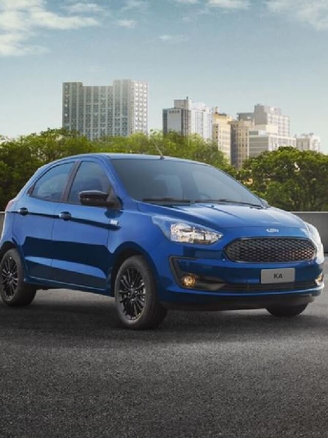 Ford Ka na cor azul estacionado no asfalto