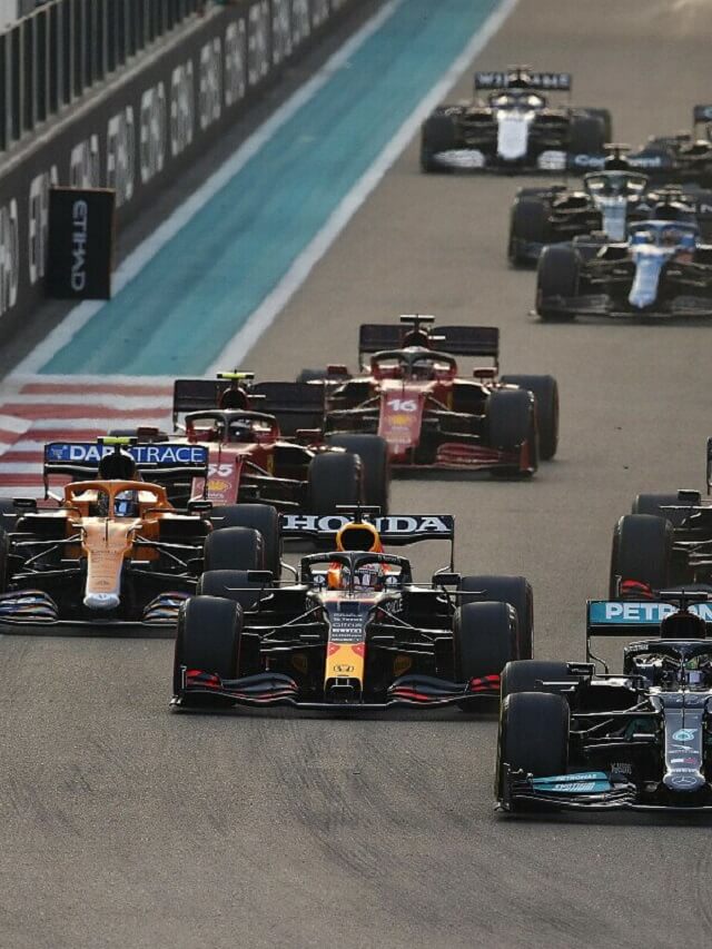 Carros da Fórmula 1 na pista de corrida