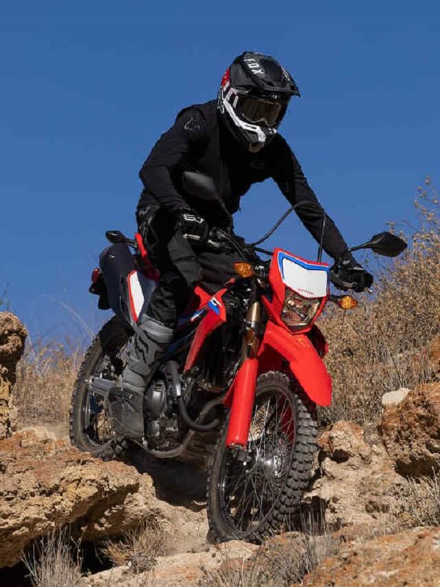 Honda CRF 300L 2022 na cor vermelha, andando nas pedras