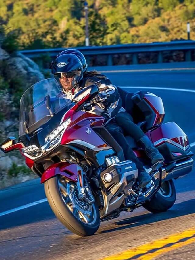 Honda GL 1800 Gold Wing 2022 na cor vermelha, andando na estrada