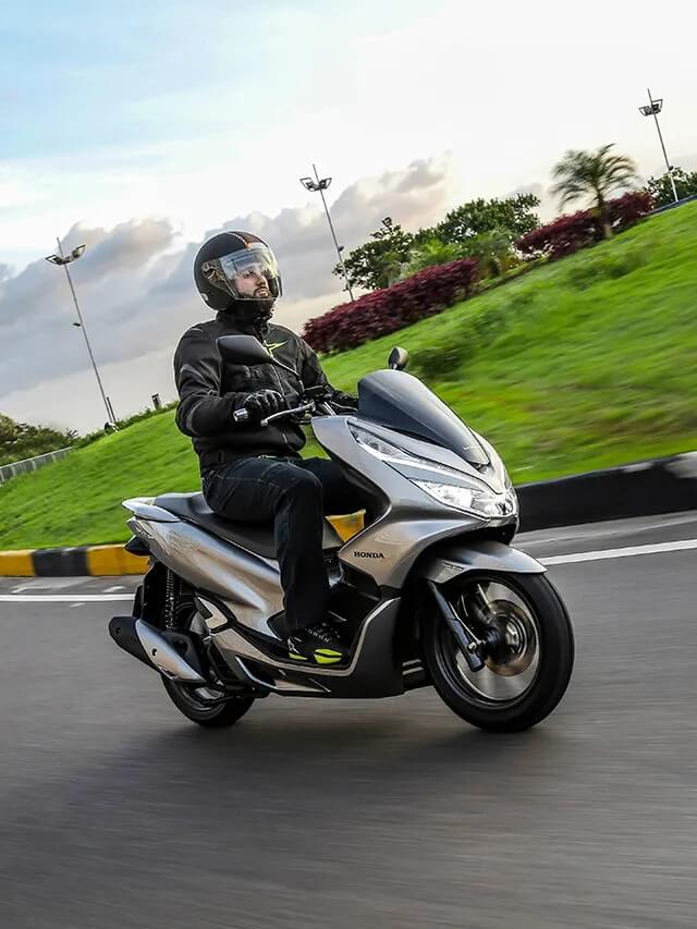 Nova scooter da Honda em movimento no asfalto