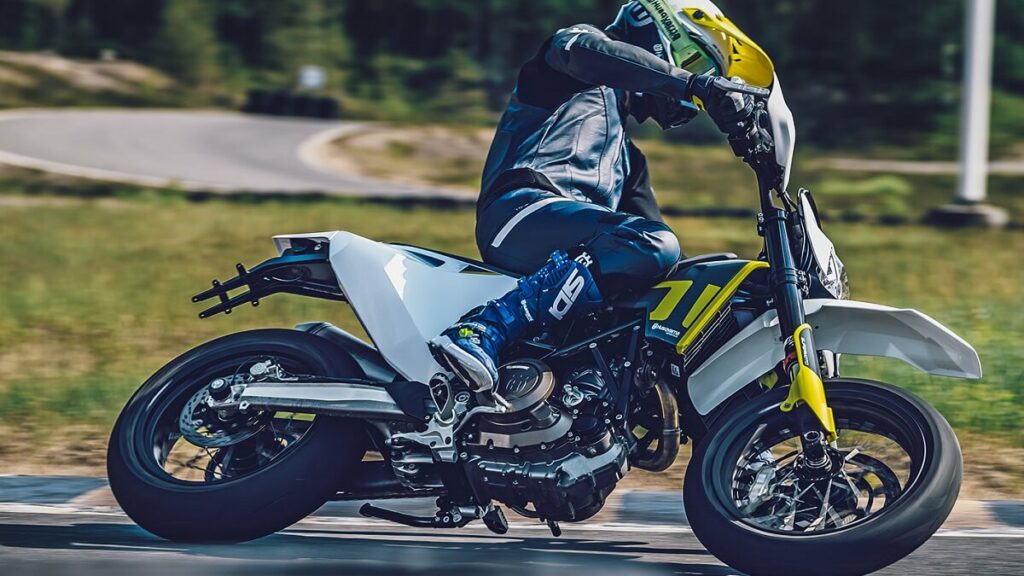 Nova Husqvarna 701 2022, andando no asfalto