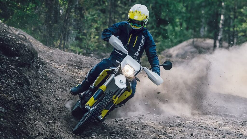 Moto Husqvarna 701 2022 fazendo poeira na trilha