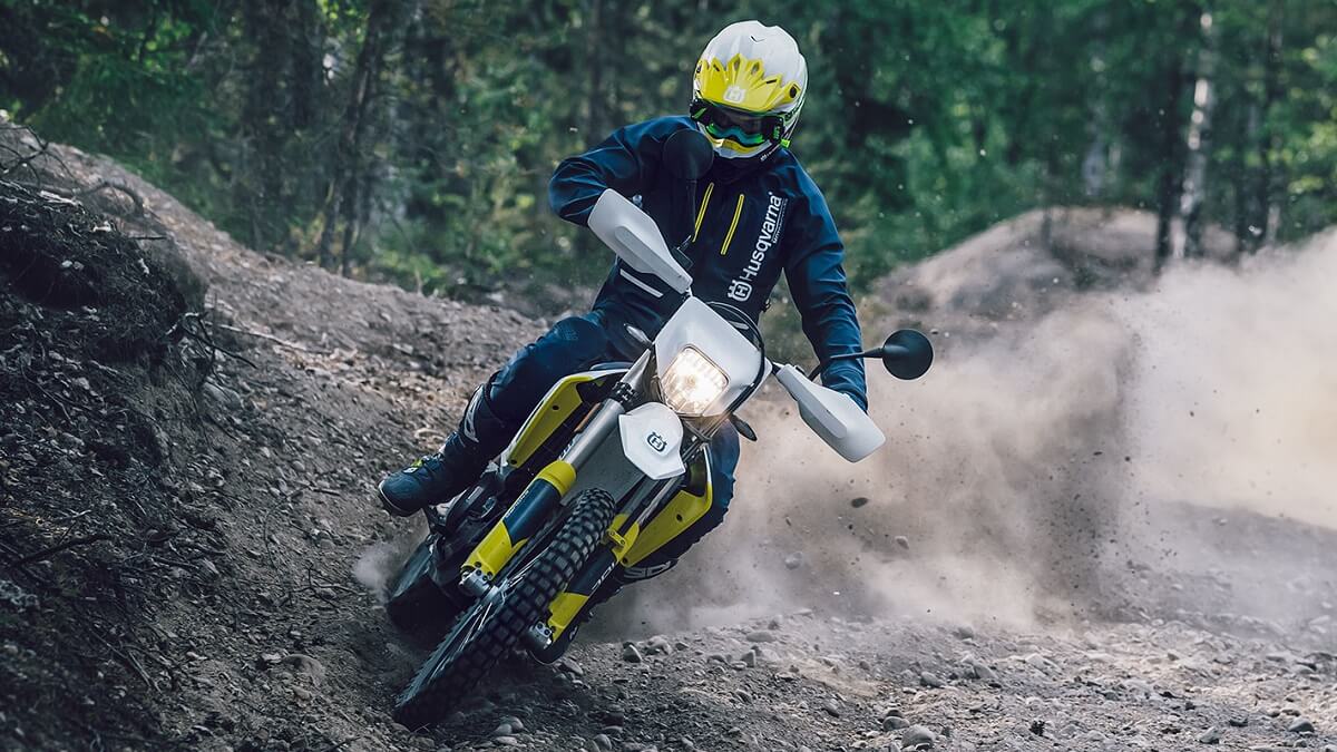 Moto Husqvarna 701 2022 fazendo poeira na trilha