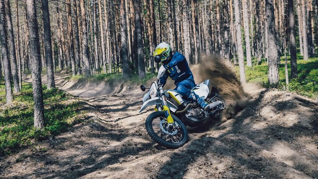 nova Husqvarna 701 2022 fazendo trilha