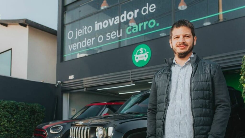 Dono da empresa InstaCarro, parado em frente a loja