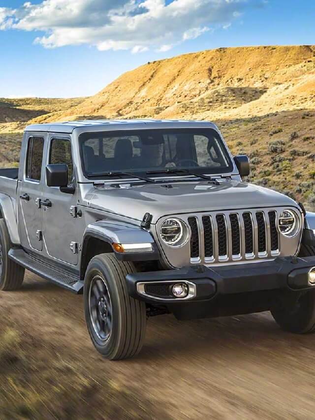 Novo Jeep Gladiator 2022 na cor cinza, fundo da imagem com montanhas