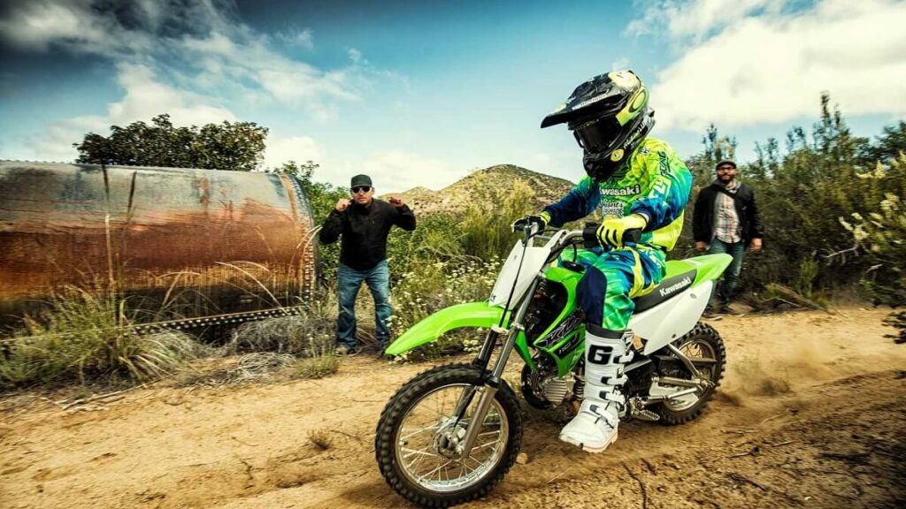 Nova Kawasaki KLX 110 2022 andando no barro