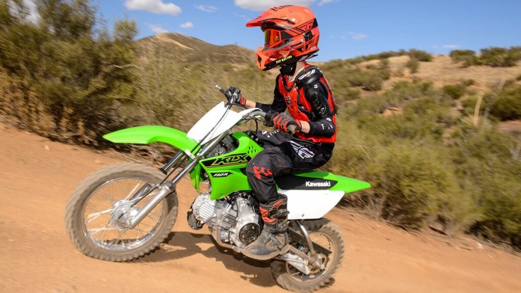 Nova Kawasaki KLX 110 2022 em movimento na terra