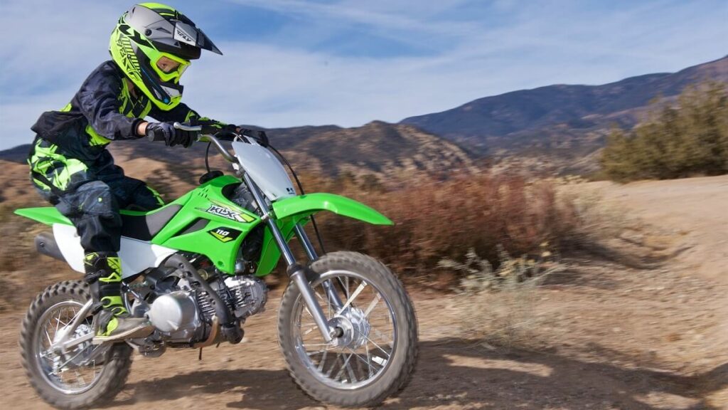 Kawasaki KLX 110 2022 na cor verde, andando na terra