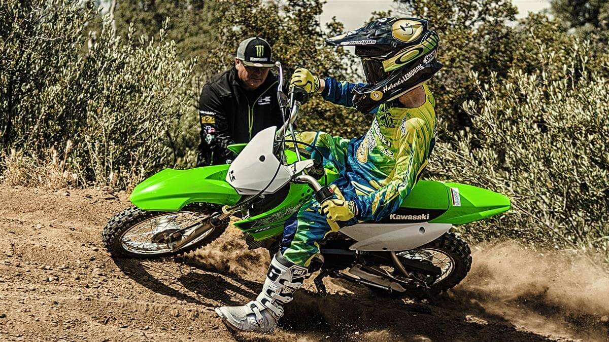 Kawasaki KLX 2022 na cor verde, fazendo trilha