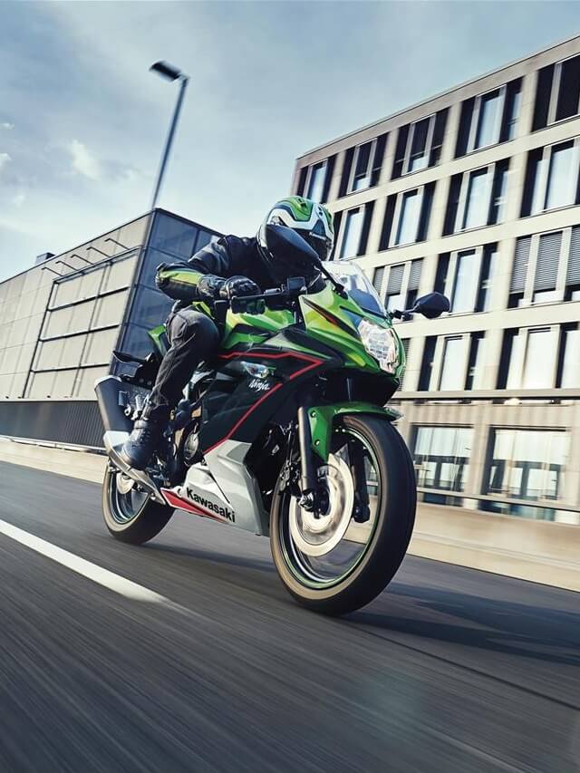 Nova Kawasaki Ninja 125 2022, na cor verde, andando no asfalto