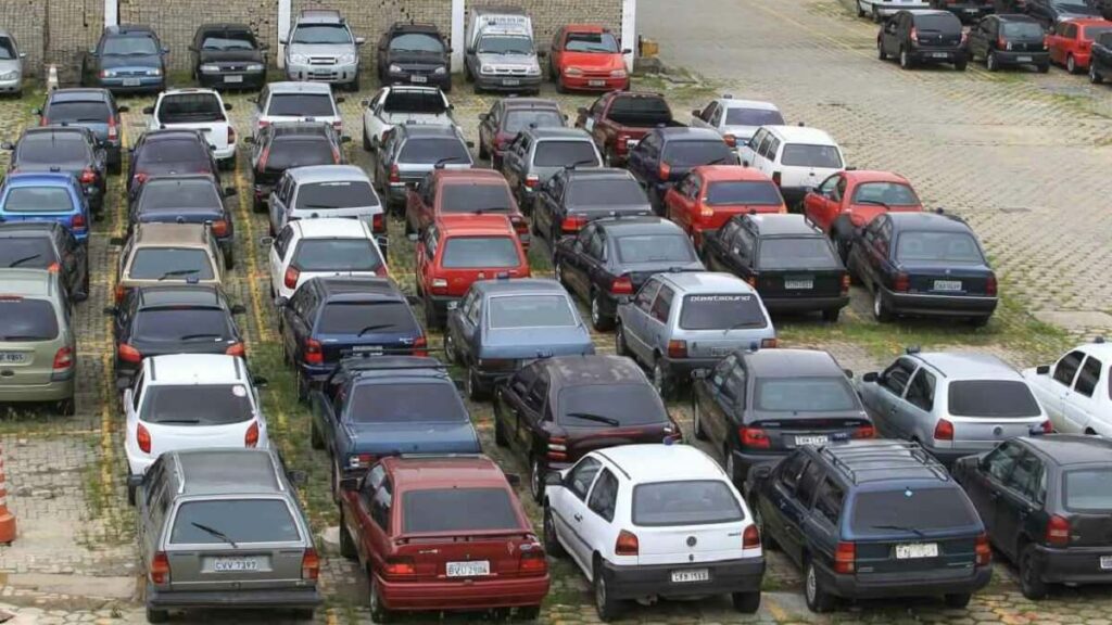 Carros parados para leilão