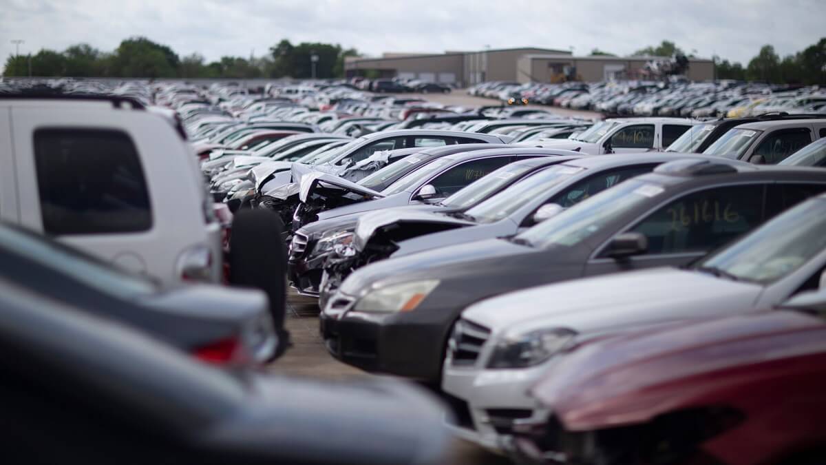 Leilão de carros parados no pátio da Freitas Leilões