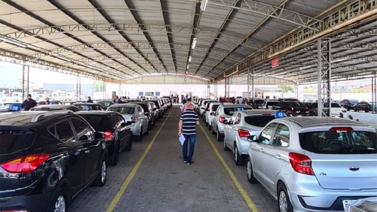 Carros de sendo vendidos