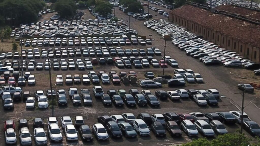 Vários carros estacionados no pátio de leilão