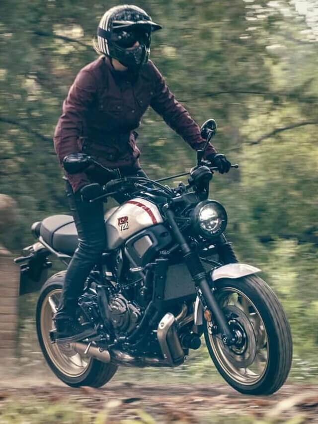 Moto lançamento da Yamaha andando na terra