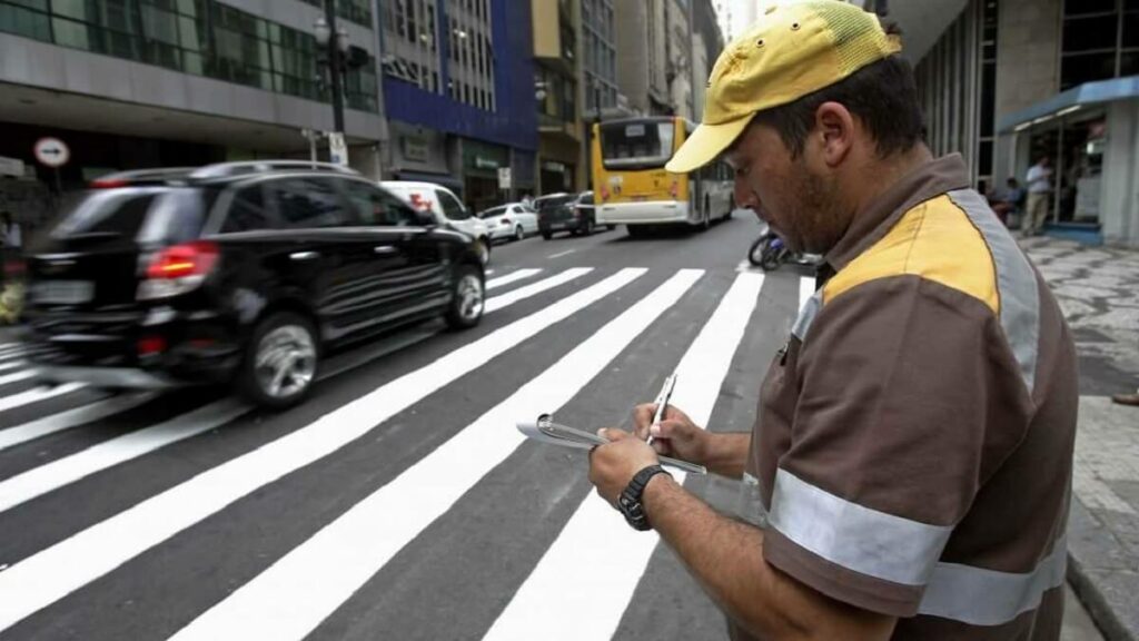 Homem aplicando multa de trânsito na estrada