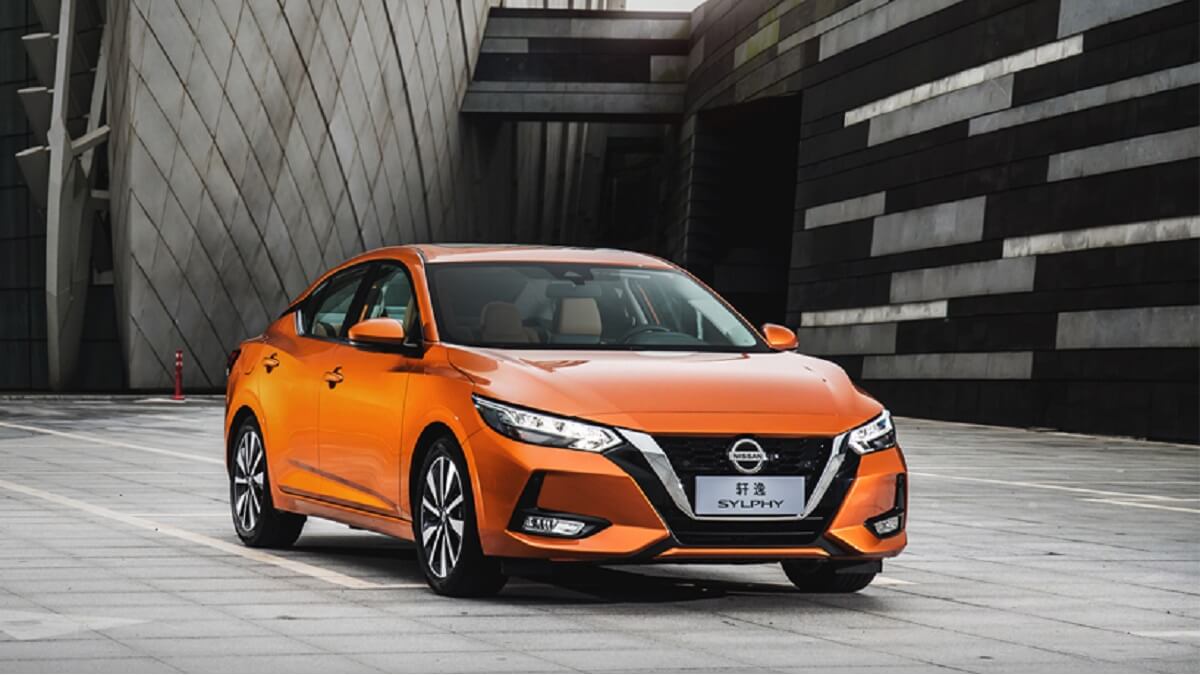 Nissan Sentra 2023, na cor laranja de frente